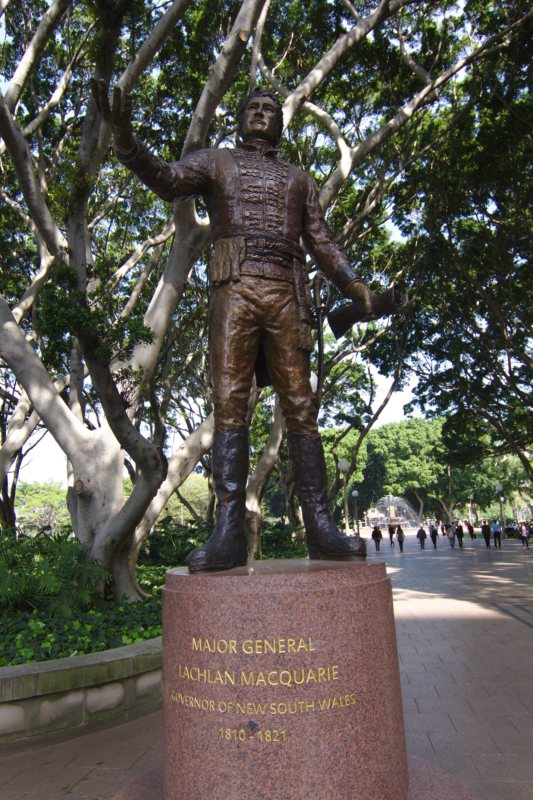 Bronze statue of a man with the plaque Major General Lachlan Macquarie